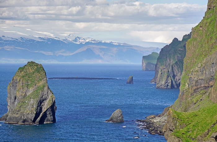 Vestmannaeyjar øgruppen med dramatiske klippekyst, Island