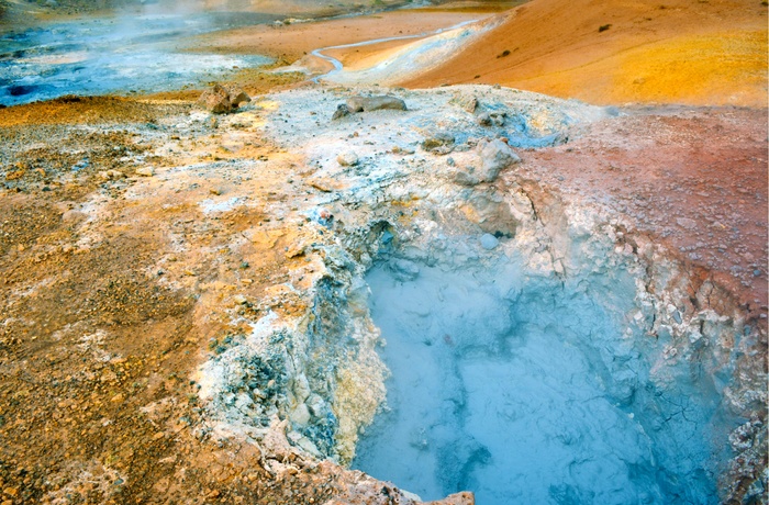 Farverige geotermiske pytter i Námafjall i Island