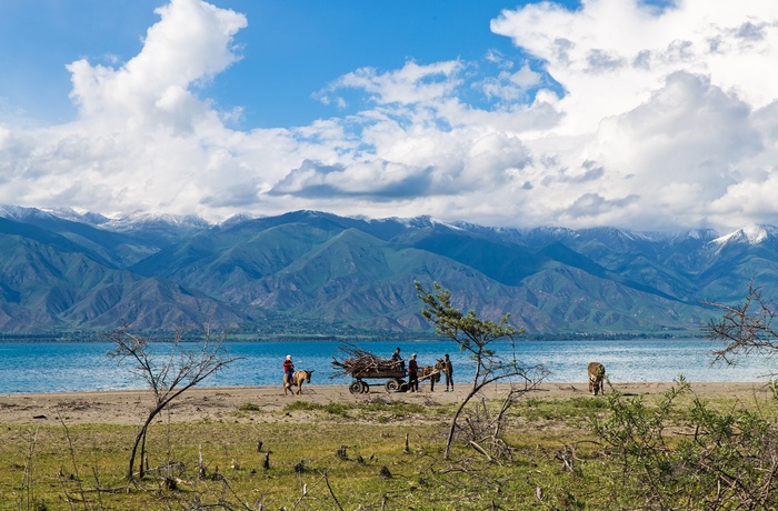 Issyk-Kul søen med Tian Shan-bjergene i baggrunden - Kirgisistan