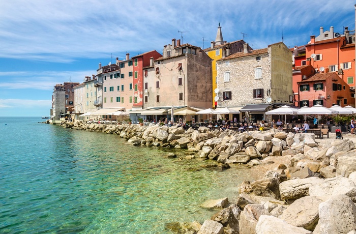 Restauranter langs kysten i Rovinjs gamle bydel, Istrien i Kroatien