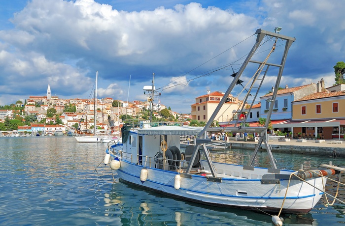 Havnen i Vrsar med udsigt til den gamle bydel, Istrien i Kroatien