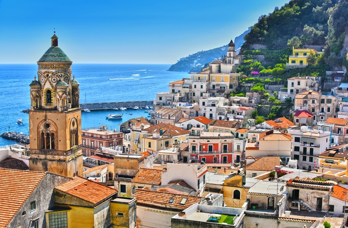 Udsigtud over byen Amalfi ved Amalfikysten i Italien