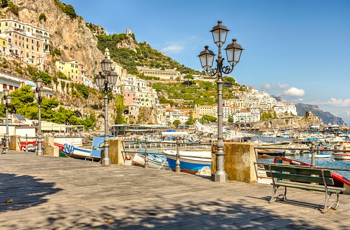 Havnebromenaden i Amalfi ved Amalfikysten i Italien