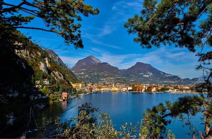 Udsigten til Riva del Garda ved Gardasøen i Norditalien