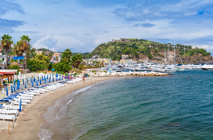 Lille strand på øen Ischia - Italien