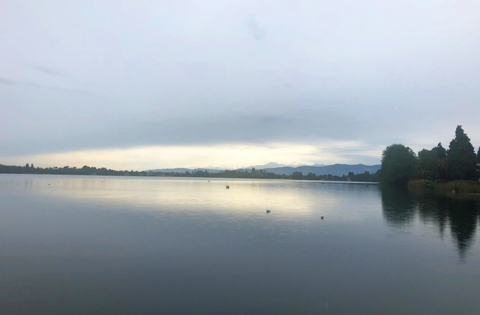 Lago di Monate i støvregn