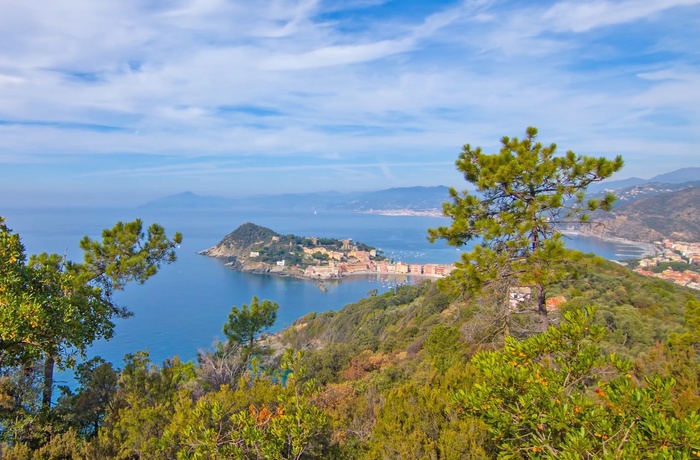 Udsigt til feriebyen Moneglia, den italienske Riviera, Italien