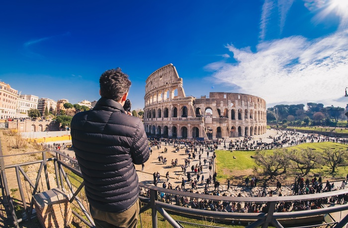 Turist tager billede af Colosseum i Rom