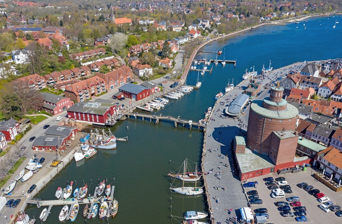 Luftfoto af købstaden Eckernförde i Slesvig-Holsten - Tyskland