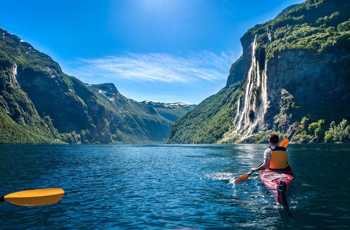 Kajak og vandfaldet De Syv Søstre i Geiranger