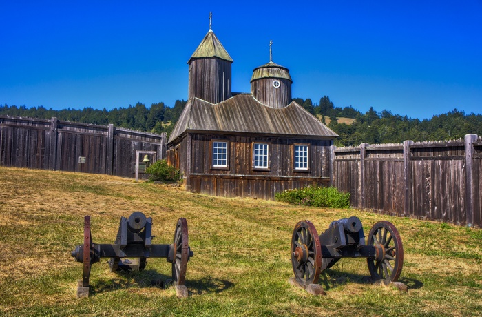 Kanoner foran kapellet ved Fort Ross