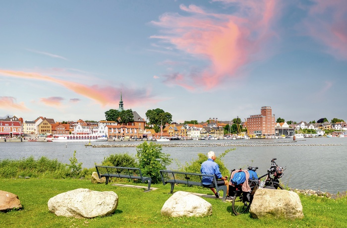 Cyklist nyder udsigten til den historiske fiskerby Kappeln i Slesvig-Holsten - Tyskland