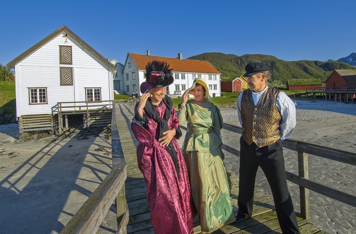 Historisk tøj på Kjerringøy Historisk butik på Kjerringøy Omvisnigng på Kjerringøy handelssted Interiør fra Kjerringøy handelssted Kjerringøy handelssted Foto: Ernst Furuhatt - Nordlandsmuseet