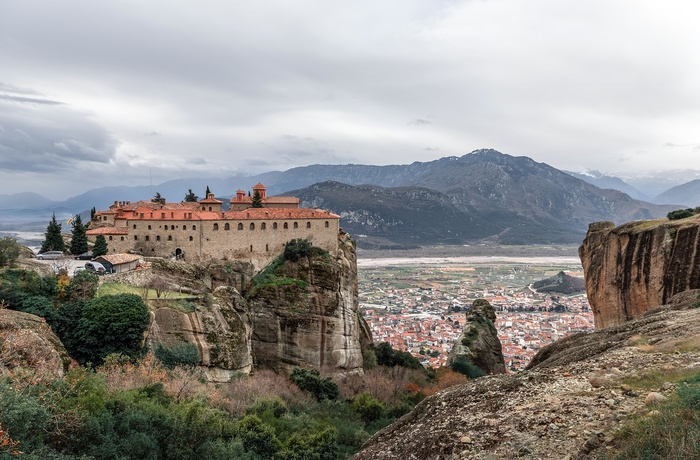 Kloster i Meteora og Kalambaka i baggrunden - Grækenland