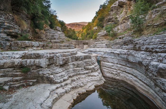 De naturlige pools Kolympythres kendt som Papigo Baths - Grækenland