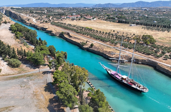 Skib på vej gennem Korinthkanalen - Grækenland