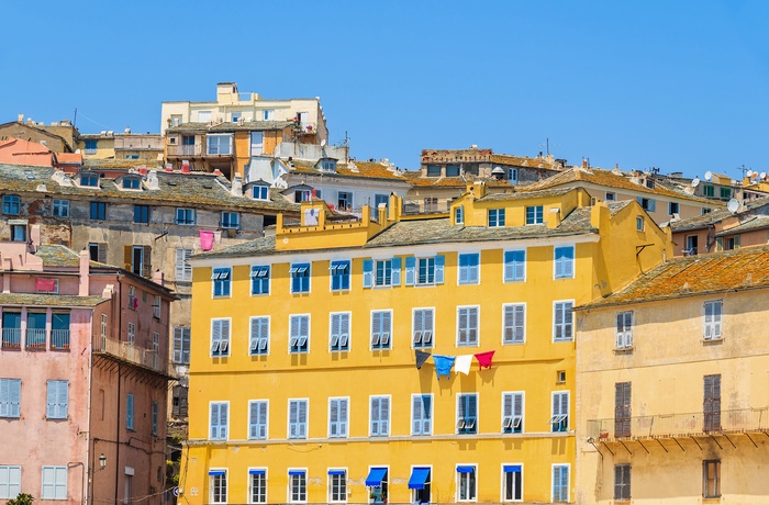Farverige husfacader i kystbyen Bastia i det nordligste Korsika, Frankrig