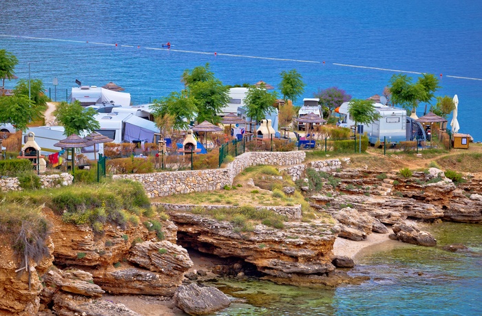 Campingplads med autocampere på øen Krk, Kroatien