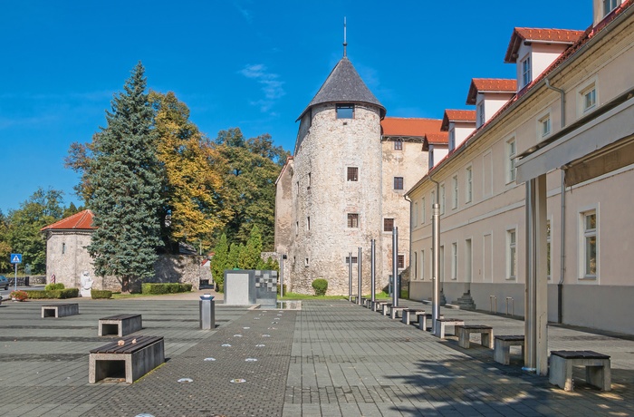 Ogulins bymidte med det gamle sten slot/borg, Kroatien