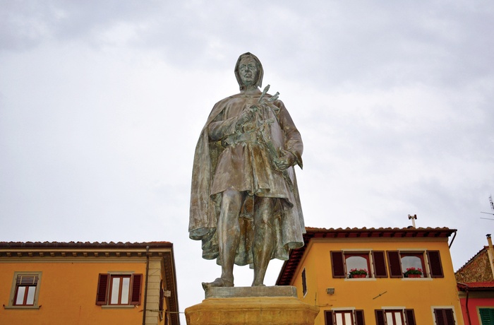 Statue af maleren Giotto i kunstnerbyen Vicchio i Toscana - Italien