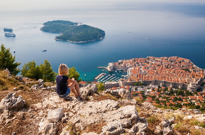 Ung kvinde nyder udsigten til Dubrovnik i Dalmatien, Kroatien