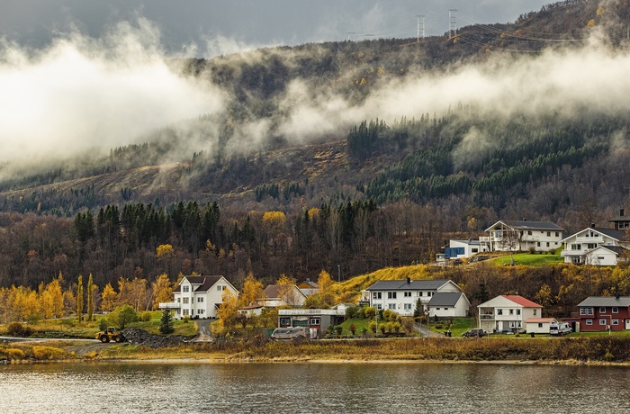 Kystbyen Bjerkvik om efteråret, Nordnorge