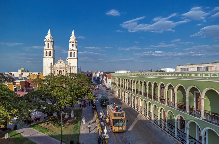 Luftfoto af katedralen og den gamle bydel i kystbyen Campeche i Mexico