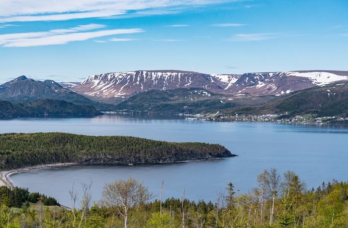 Udsigt til kystbyen Norris Point og Gros Morne National Park i baggrunden på Newfoundland - Canada