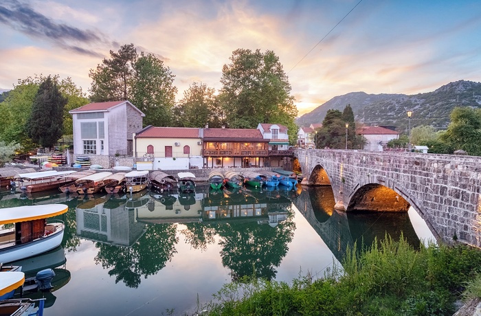 Aftenstemning i landsbyen Virpazar ved Skadarsøen i Montenegro 4.jpg