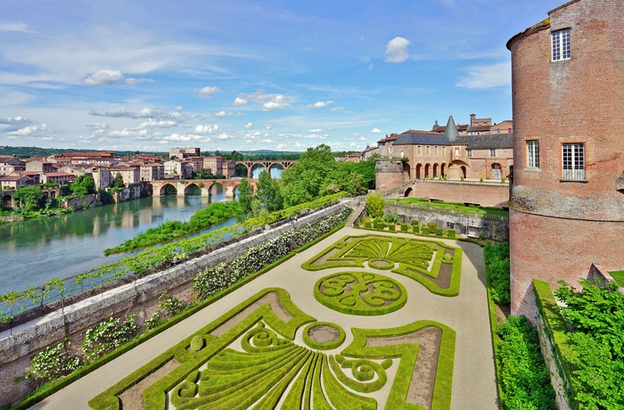 Udsigt til haven, Jardins de la Berbie og den gamle bro i Albi, Frankrig