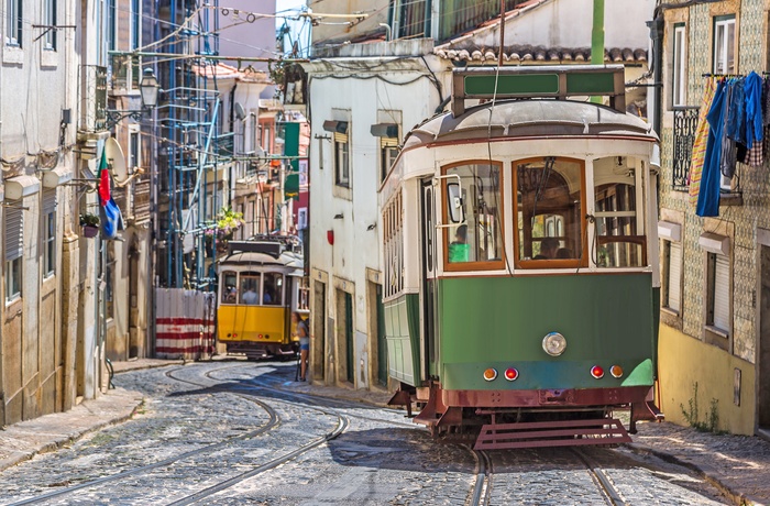 De klassiske sporvogne i bydelen Alfama i Lissabon