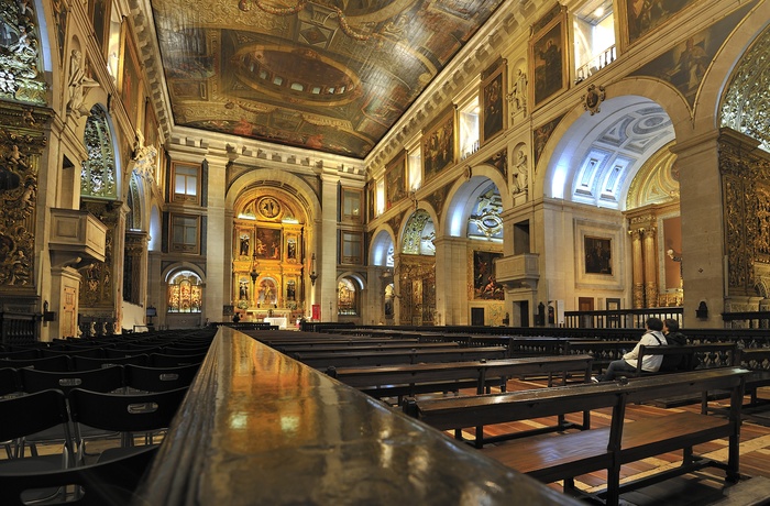 Inden for i den overdådige udsmykkede kirke Sao Roque i Lissabon