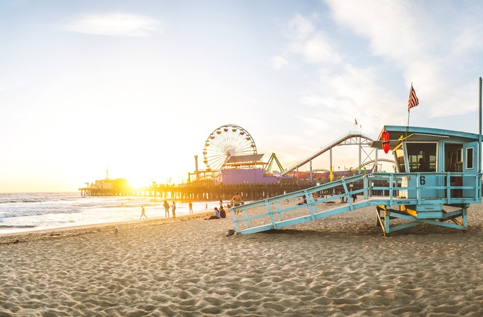 Santa Monica Pier og livredderhus på stranden, Los Angeles i USA