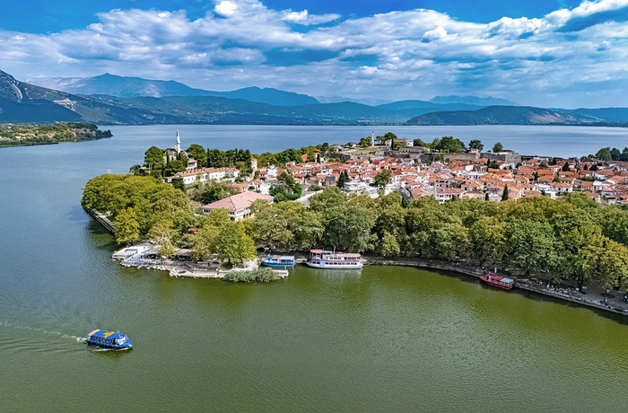 Luftfoto af Pamvotida-søen og Ioannina - Grækenland