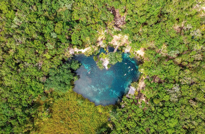 Luftfoto af en cenote på Yucatán-halvøen - Mexico