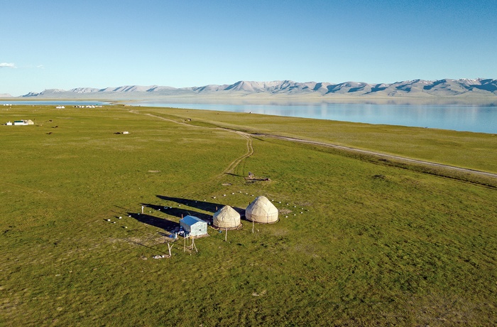Luftfoto af jurt-camp ved Song Kul-søen - Kirgisistan