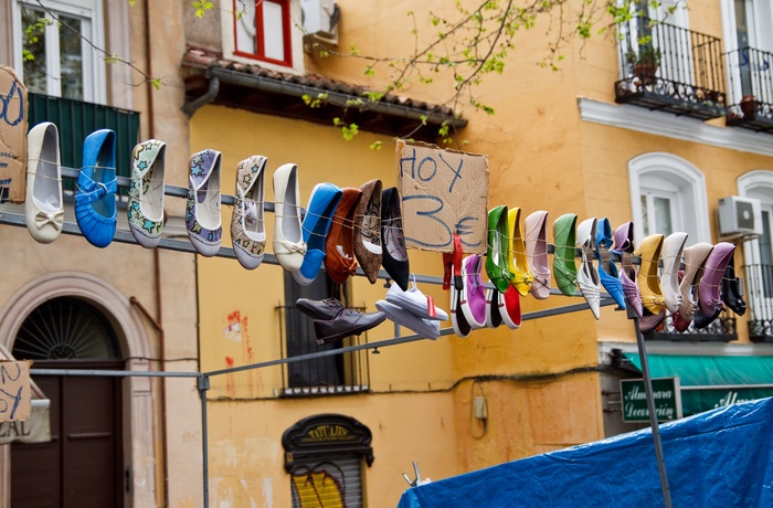 Farverige sko set på El Rastro Markedet i Madrid, Spanien