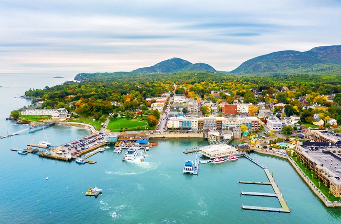 Luftfoto af kystbyen Bar Harbor og dens lille havn - Maine i USA