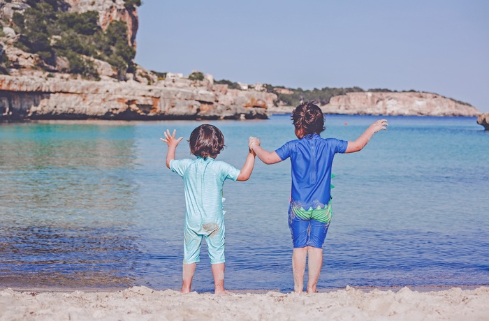 2 børn ved strand på Mallorca