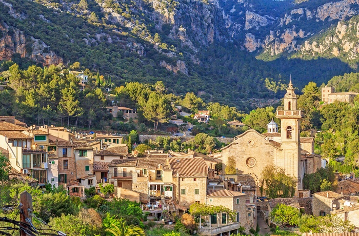 Bjergbyen Valledemossa i Serra de Tramuntana på Mallorca