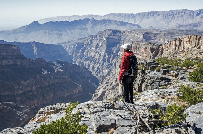 Mand kigger ud over Wadi Ghul-kløften - Oman