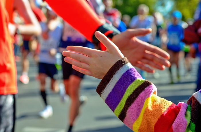 Marathon løb på vej og "high Five"