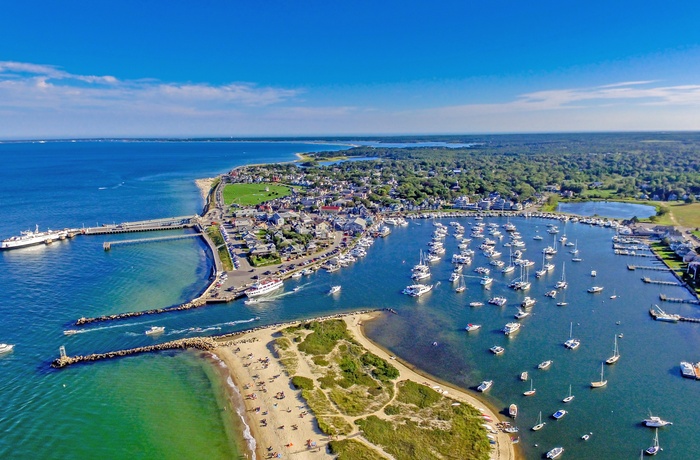 Luftfoto af byen Oak Bluffs på øen Martha's Vineyard, Massachusetts 
