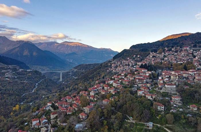 Bjerglandsbyen Metsovo i Grækenland - Foto: Dimitris Kiriakakis, Unsplash