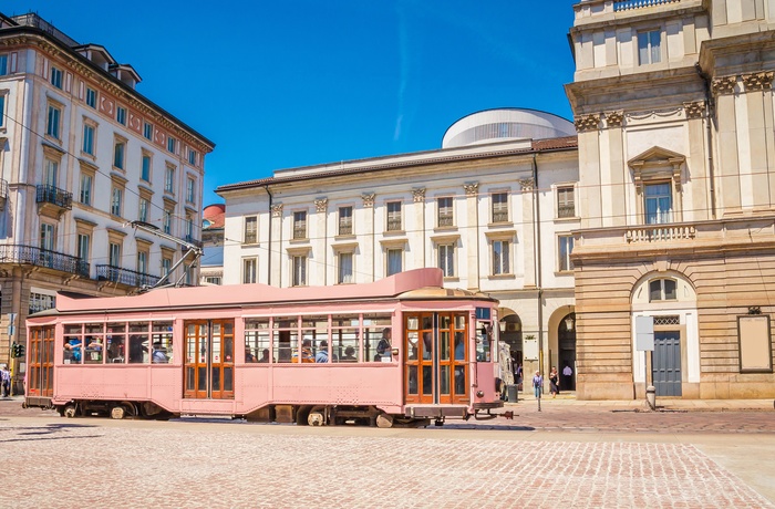 Sporvogn foran teateret, Teatro La Scala i Milano