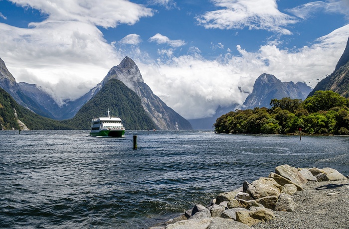 Turbåd i Milford Sound i Fiordland National Park - New Zealand
