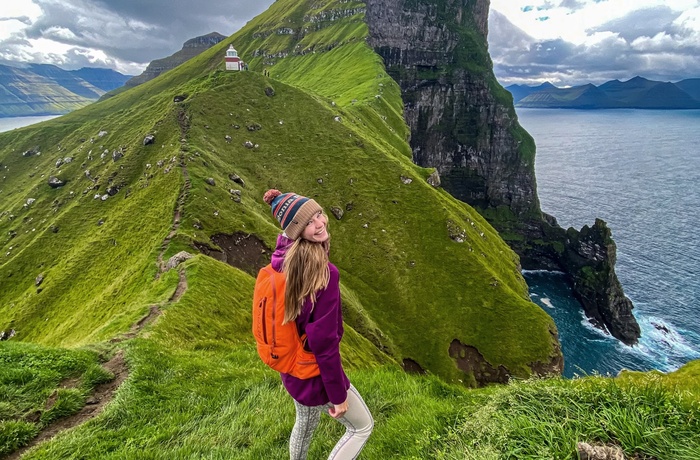 Mitzi - rejsespecialist hos FDM Travel København.  Vandretur til Kallur lighthouse på den færøske ø Kalsoy.