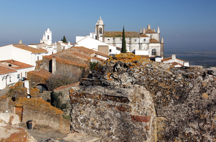 Monsanto, Portugal - panorama over Monsanto på toppen af en bakke i Alentejo