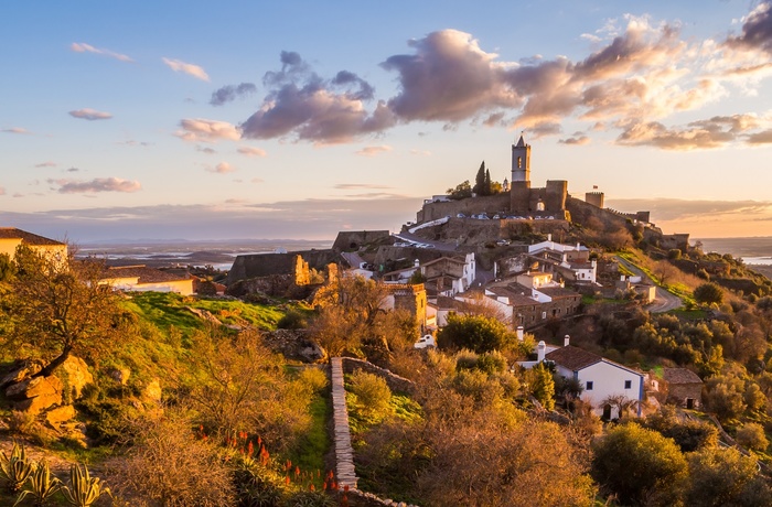 Monsaraz, Alentejo, Portugal - byens profil i aftensolen