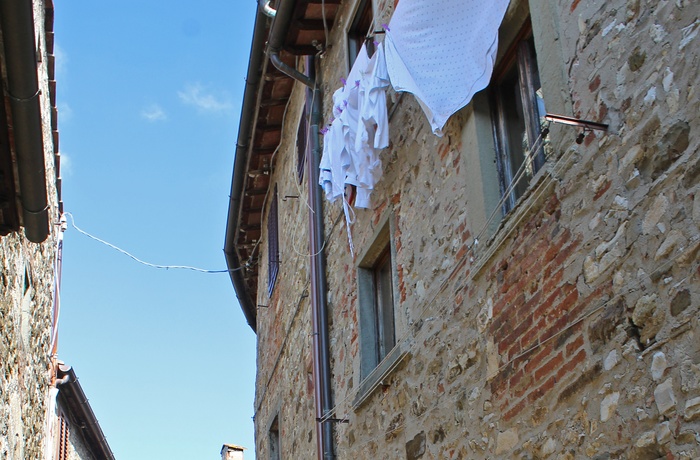 Smal gade og vasketøj i Montefioralle, Toscana